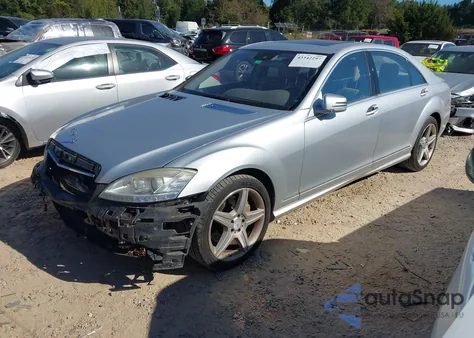 2010 Mercedes-Benz S 550 z USA, uszkodzony, nr VIN WDDNG7BB2AA288503